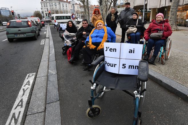 Manifestation APF Clermont-Ferrand en faveur du respect du stationement pour personnes handicapées Manifestation APF Clermont-Ferrand en faveur du respect du stationement pour personnes handicapées