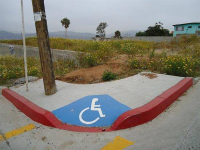 Un trottoir surbaisse... c'est sympa, sauf quand ca mene a des acces bouches