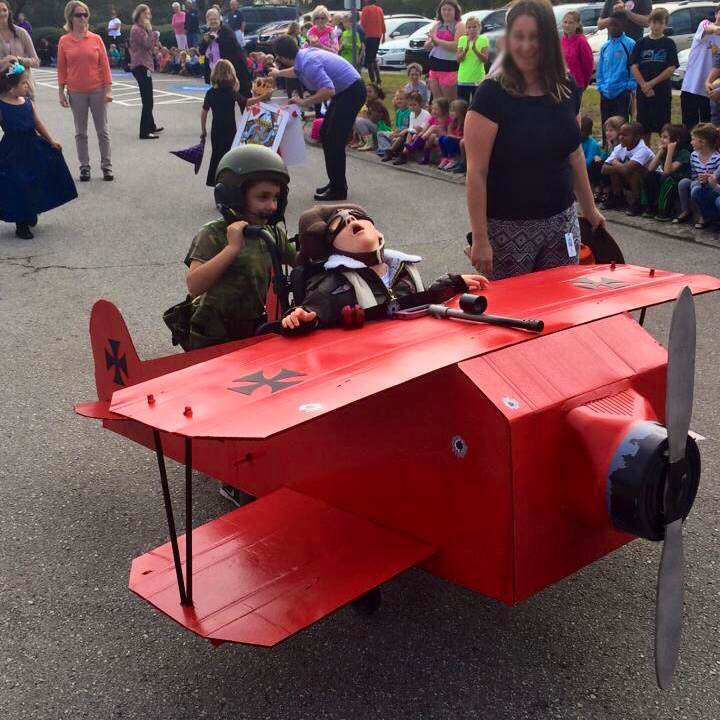 Des petits aviateurs dans un biplaces et en fauteuil roulant