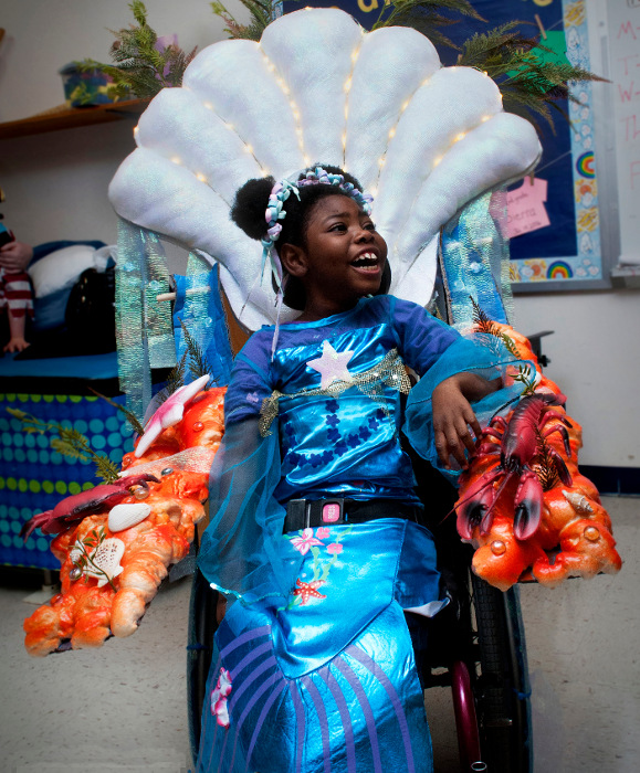 Une perle rare, une petite perle noire sur son fauteuil roulant