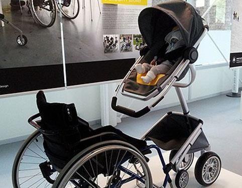 Accessoire pour attacher une nacelle à un fauteuil roulant